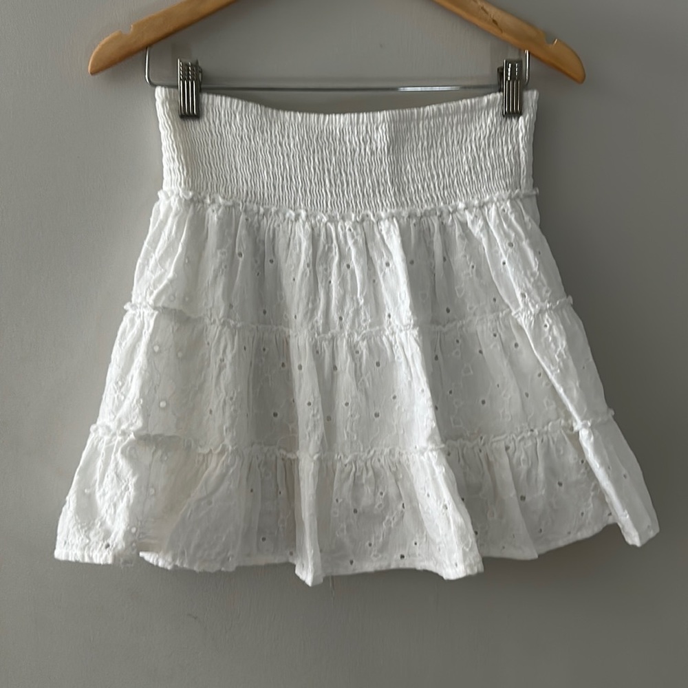 White ruffled American Eagle skirt